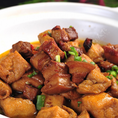 红烧五花肉配豆腐泡